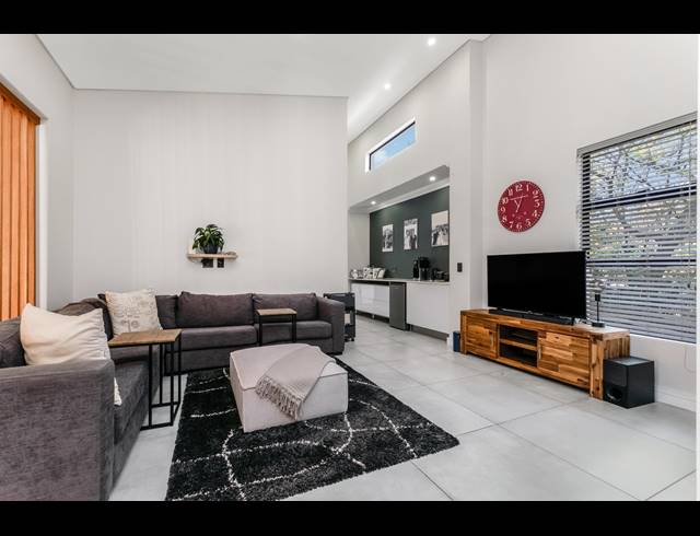 4 BEDROOM HOUSE FOR SALE IN HELDERFONTEIN ESTATE